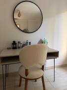 شقه فندقيه خلف نادي الصيد و جامعه الدول تطل علي ميدان بمنطقه راقيه عائلات فقط