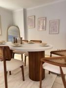 شقه فندقيه خلف نادي الصيد و جامعه الدول تطل علي ميدان بمنطقه راقيه عائلات فقط