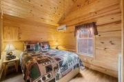 Tiny Bearadise - Riverfront Cabin, Deck, Fire Pit & Near the Smoky Mountains!