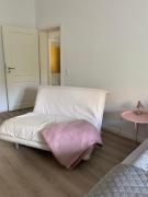 Erdgeschoss-Wohnung mit 2 Schlafzimmern, Balkon und Parkplatz