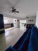 Apto de 180m vista mar, com 03 suites equipadas com ar condicionado, tvs e sacada, varanda gourmet e 02 vagas de garagem cobertas, a 50 metros da praia Tupi