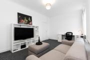 Centrally Located Flat Sleeps 4 King and Sofabed