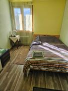 1 chambre jaune dans une maison privé