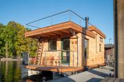 Uriges Tiny Hausboot mit Kamin im Winter auf der Dove Elbe