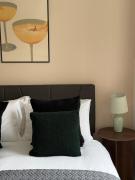 Swanky two bedroom flat with balcony near swiss cottage and regents park