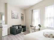 2 Bedroom Quiet Townhouse Perfect for CityBreak