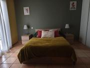 Chambre spacieuse avec bureau et balcon