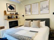 Stylish King Suite-FP-Hot Tub-Walk toIn OT