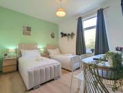 Charming 3-Bed Home Near Centre Free Parking