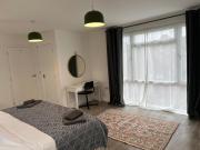3 Bedroom Gatwick Free Parking Fast Wi-Fi