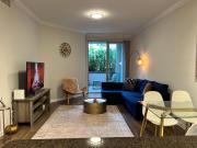 Spacious 1bdrm apartment 10 mins to Cedars-Sinai by car FREE Parking, King bed