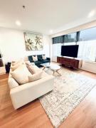 Q Tower - Deluxe Ocean View Apartment with King Bed & Spa