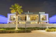 Luxe 6BR Semi-Detached Villa Steps from the Lagoon