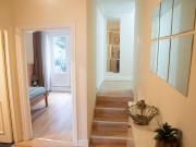 Split Level 3 Bedroom Apartment , Sleeps 8, Near Ally Pally, Balcony & Workspace