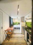 Container Climatizado com deck em frente ao Parque do Passaúna by Tiny House Passaúna