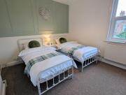 The Heritage Hideaway - King bed, Free parking, Walk to c-centre & Hospital