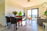 SELECT - T2 avec vue - Piscine et parking privé - CAPNAT-B08