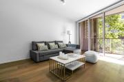 Center of Sydney 2 Bedroom Apartment with Balcony