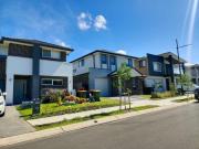 5BR 2story house, free parking, close to parks, golf course, supermarkets, & transport