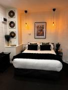 Hidden Gem on Flinders St - Renovated CBD Studio