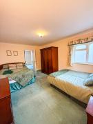 Large 3 Bed Bungalow for groups and contractors Highbridge