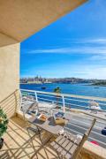 Stunning Seafront Apartment with Panoramic Views