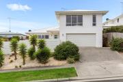 4BR Torquay Retreat with Serene Views