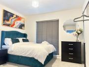 4 Bed House - Sleeps 7 - Pets - Parking - Wifi