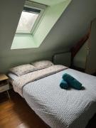 "Rêves de Gamins" Chambre de gauche, 4 couchages dans gîte de campagne "La Camusière", proche du Pôle Européen et du circuit des 24h