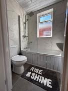 Spacious Home, Long Stays, WiFi, Parking, Easy M5-M6