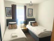 Aisiki Stays Apartment at Chiltern View - 5-Bedroom & 2-Bathroom, Pet Friendly House with Garden, King Size or Single Beds with Free WiFi and Parking Space