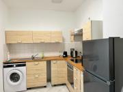 Gegenüber vom Theater