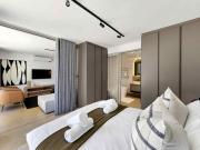 Modern 2-Bedroom in Green Point with Pool & Parking