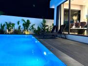 Chiang Mai near the old city brand new luxury single pool villa five-star villa B&B resort 4 bedrooms 5 bathrooms modern minimalist luxury decoration bring your luggage to stay