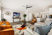 Price Cut, New Lux Home 5 mins to Airport , 15 min to Downtown, 25 min to Buckhead with 3 beds and 3 baths