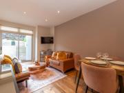 Stylish 2-Bedroom Flat West Kensington 2 Mins to Tube Metro - Pass the Keys