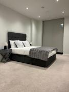 High-end 2 Bed Retreat - AO Arena & Victoria Stn
