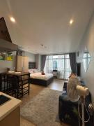 Quiet Condo with Fast WiFi, Own Balcony, Pool and Gym