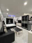 Sheryll Escapes - Kandi White Studio with balcony Housekeeping & Wi-Fi!