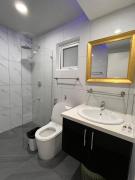 Sheryll Escapes - Kandi White Studio with balcony Housekeeping & Wi-Fi!