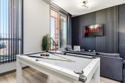 Luxury Penthouse with 3 Bedrooms, Pool Table and Parking in the City