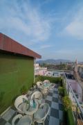 Perfectstayz Premium at Harkipauri Road - Ganga view rooftop cafe