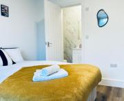 Modern 8-Bed Guest House, 5 Mins to Heathrow