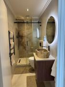 Dolphin Beach beachfront apartment, 3 bedroom-6 persons