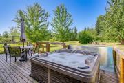 Hot Tub and Deck Dog-Friendly Arlington Cabin