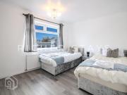 Bright 2BR Terrace in Basildon, Garden and Amenities