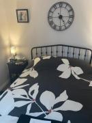 Cosy home from home with PRIVATE BATHROOM - FREE PARKING