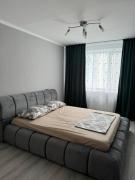 Стильні апартаменти з двома окремими спальнями з панорамним видом на Дніпро!