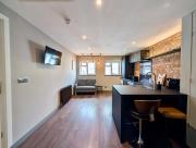 Charming Flat With Free Parking in Prime Location