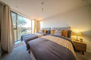 Luxury 3BR Apt Sleeps 10, Wembley & Park Views